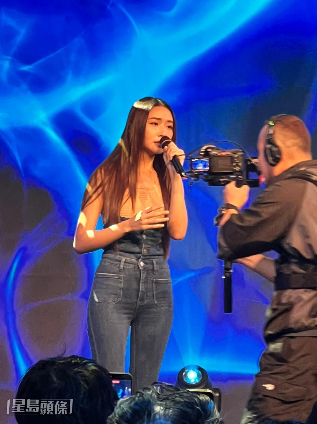 節目上兩人各自獻唱兩首歌曲。