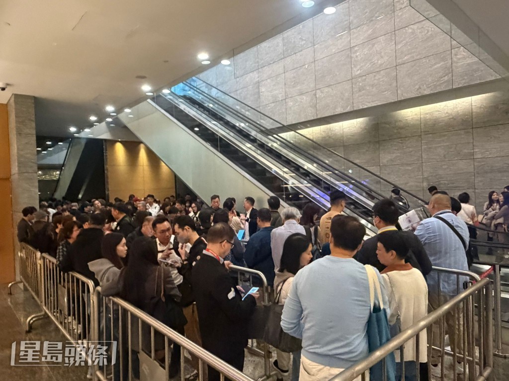 大批準買家一早到場等候，人龍不斷。