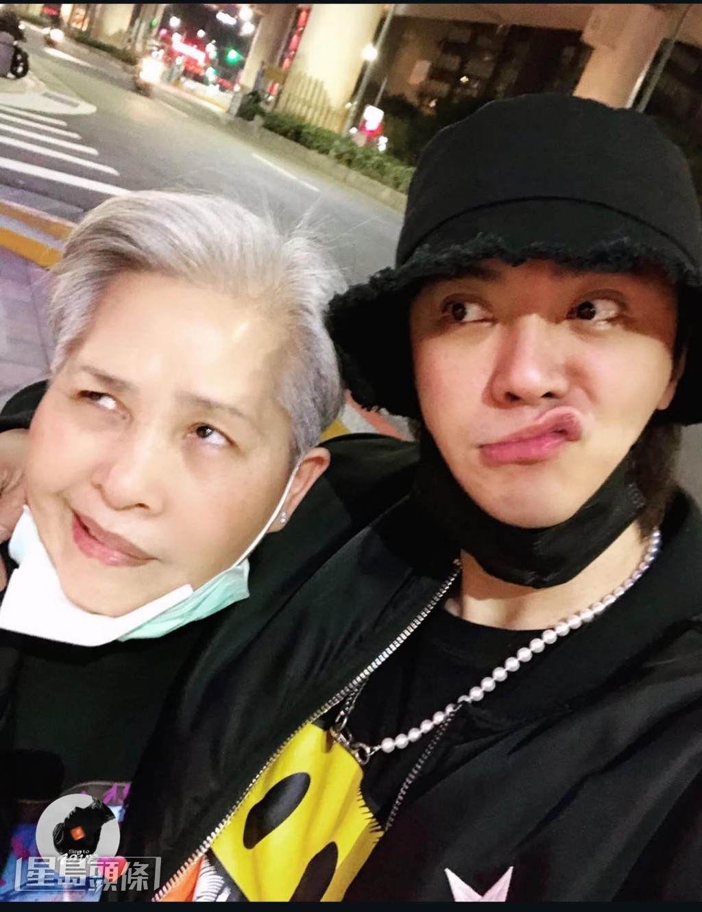 小猪与妈妈感情超好,妈妈患上阿兹海默症,他自然是担心不已。 小猪与妈妈感情超好,妈妈患上阿兹海默症,他自然是担心不已。
