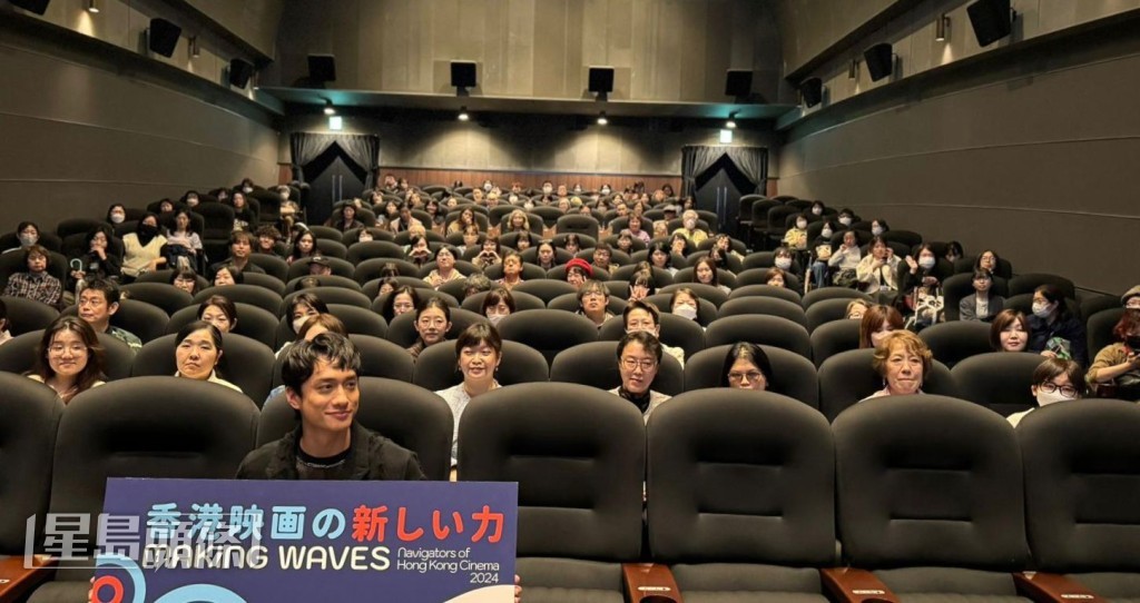 劉俊謙與日本影迷合照。 劉俊謙與日本影迷合照。