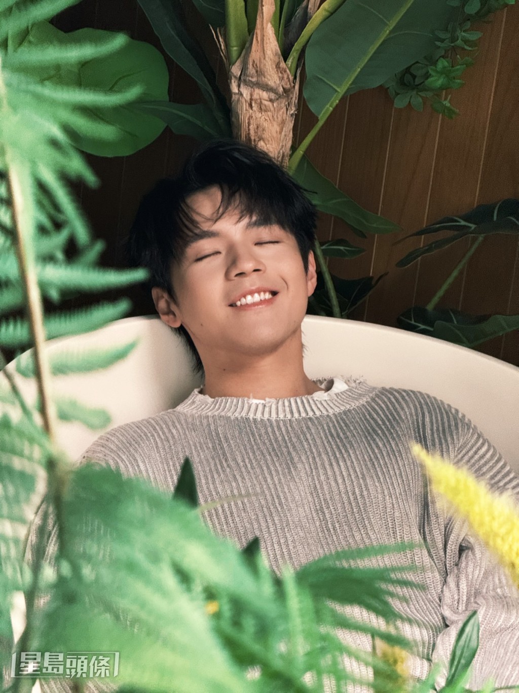 時而躺在浴缸中回憶相愛的片段。