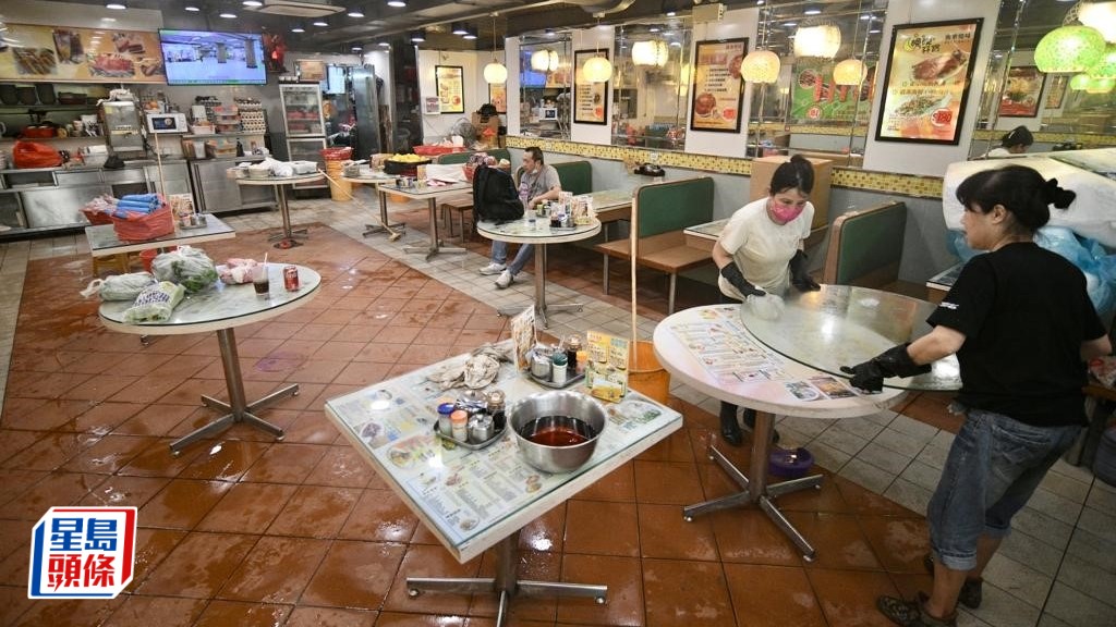 茶餐廳老闆表示暴雨過後食材盡毀,最少一星期後才可重開。陳浩元攝