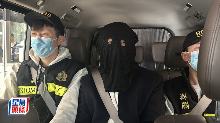 海關拘捕涉案男子。劉漢權攝