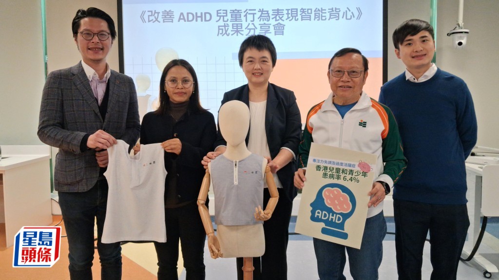 教大數學與資訊科技學系副教授傅弘（中）表示，智能背心有助減少學生的過度活躍動作。歐文瀚攝