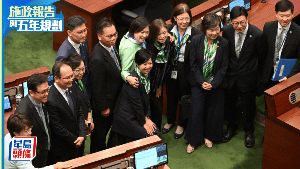 多名女议员与官会在议会厅内合照留念。