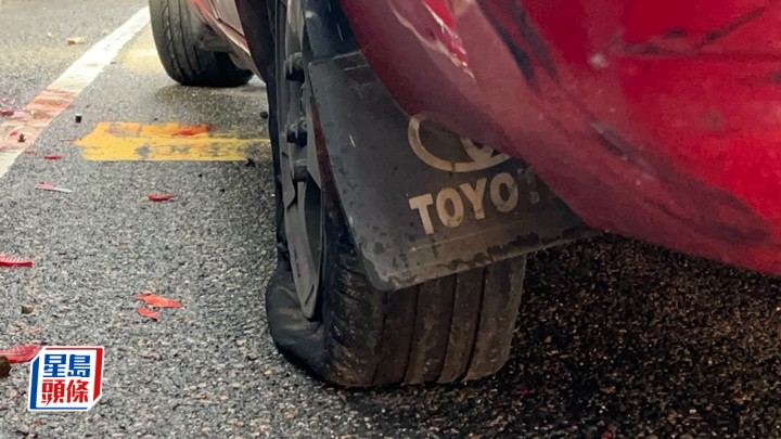的士爆胎，司機下車查看遭尾隨私家車撞斃。蔡楚輝攝