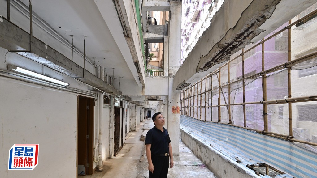 廣榮大廈面向橫街一面的外牆石屎剝落問題仍未及處理。     陳極彰攝