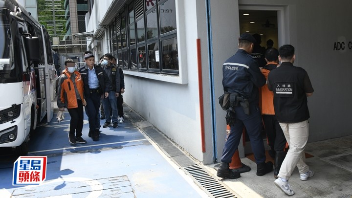 警方联同入境处反黑工拘16人。杨伟亨摄
