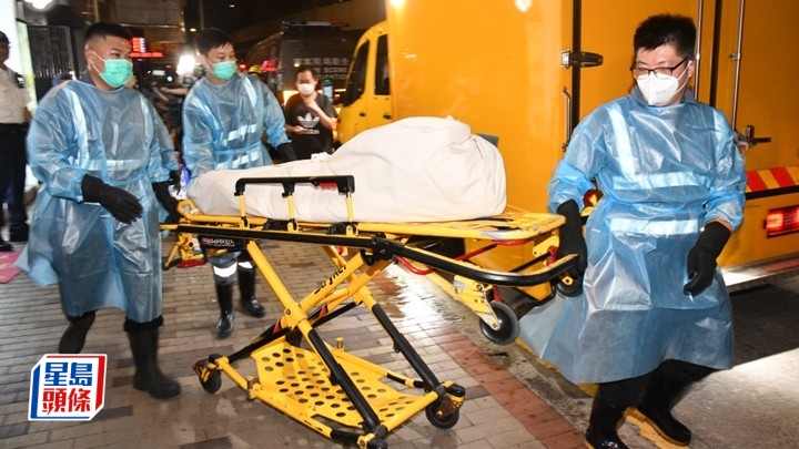 仵工將遺體移送往殮房。