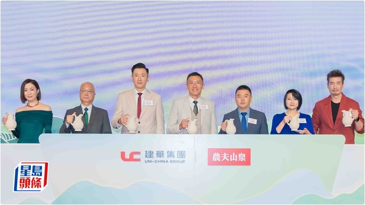 佘詩曼、陳豪現身建華集團農夫山泉香港發佈會 互贈高帽望再合作拍劇:拍咩都得