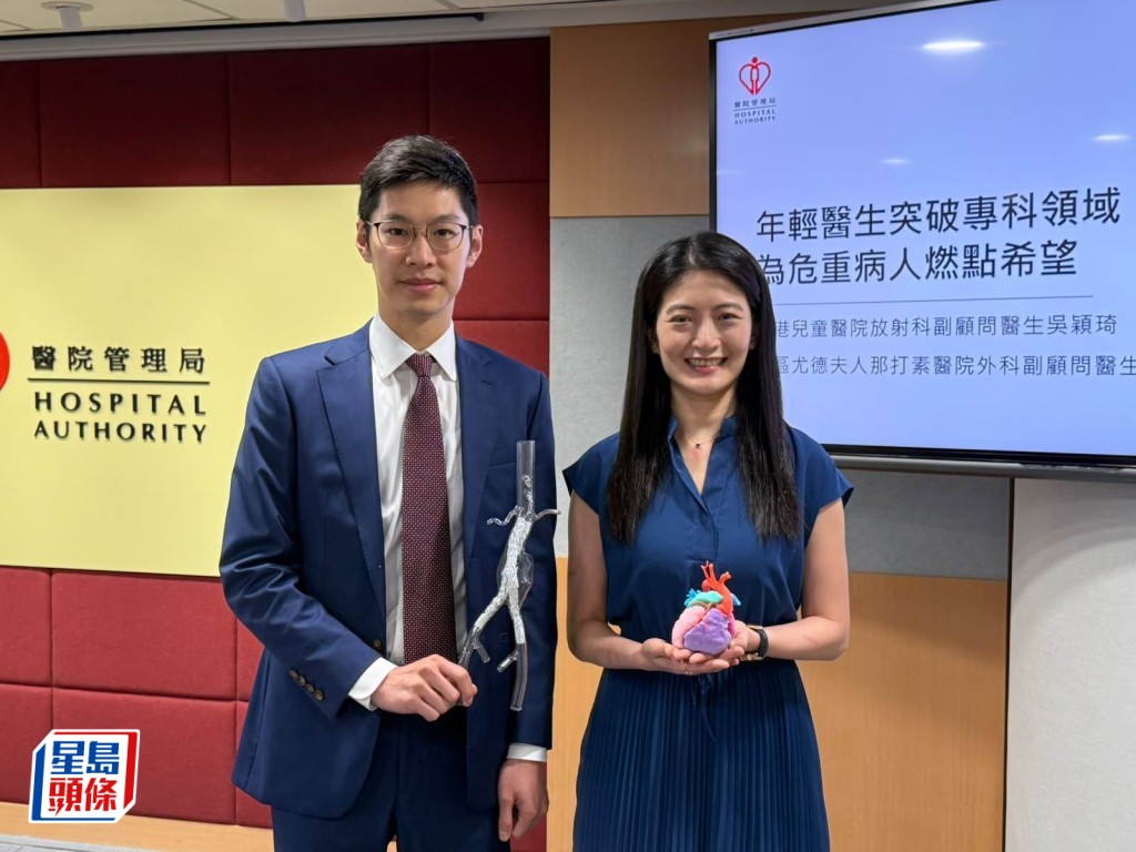 醫管局藉「中國醫師節」，表彰兩名於專科領域取得突破的年輕醫生，分別為吳穎琦（右）及羅順文（左）。　伍萬庭攝