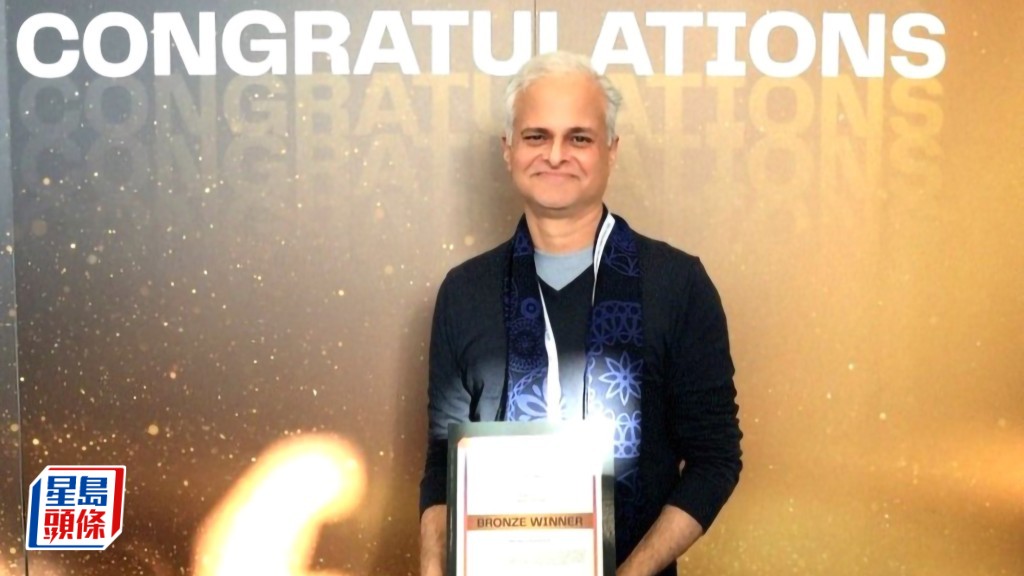 嶺大教與學中心首席專案研究員Ronnie H. Shroff出席於倫敦舉行的「QS全球教學創新大獎及會議2025」，並獲頒「最佳人工智能應用」組別銅獎。嶺大提供
