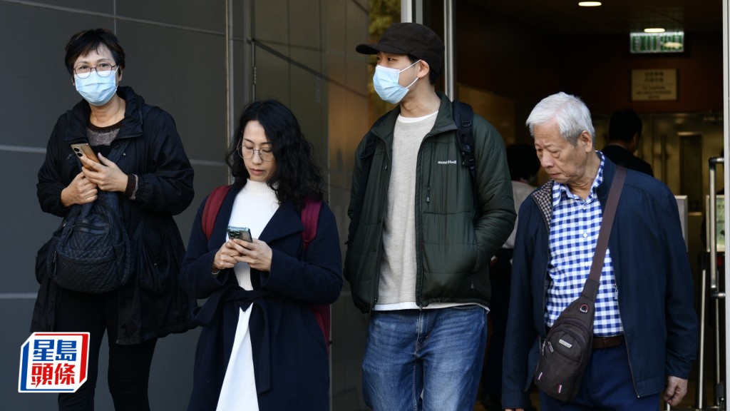 左起被告黃月好、伍綺琪、伍嘉鴻與伍銅獲准保釋候訊。盧江球攝