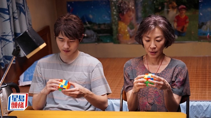 《魔方小姐》香港上映丨楊紫瓊回歸華語影壇晒地道廣東話勁親切 花兩年苦練魔方演70歲高手。