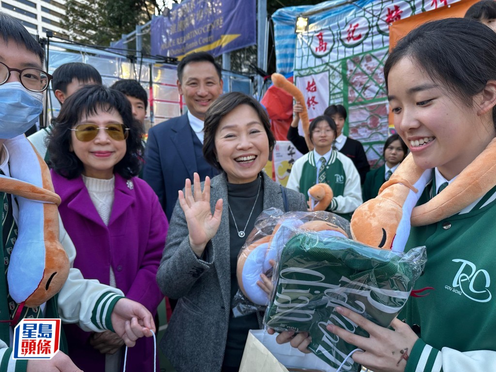 教育局局長蔡若蓮今午到訪維園年宵。鍾綽盈攝