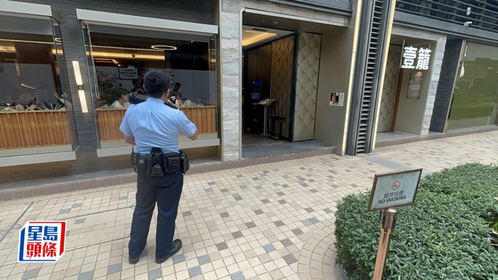 警員在酒家調查爆竊案。楊偉亨攝