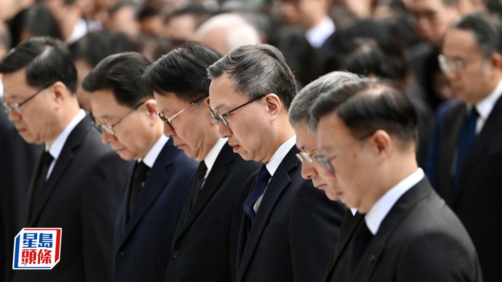 大埔宏福苑五級火︱李家超早上率官員政總默哀3分鐘 政府建築物下半旗致哀