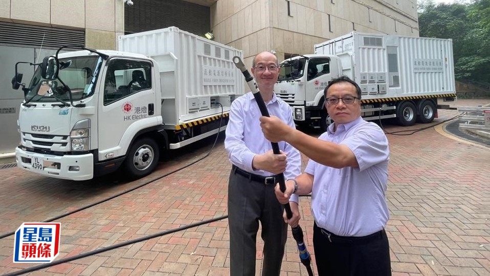 左:港燈輸配電科營運主管陳子峰 右:港燈輸配電科總營運工程師(輪值營運)區偉年。