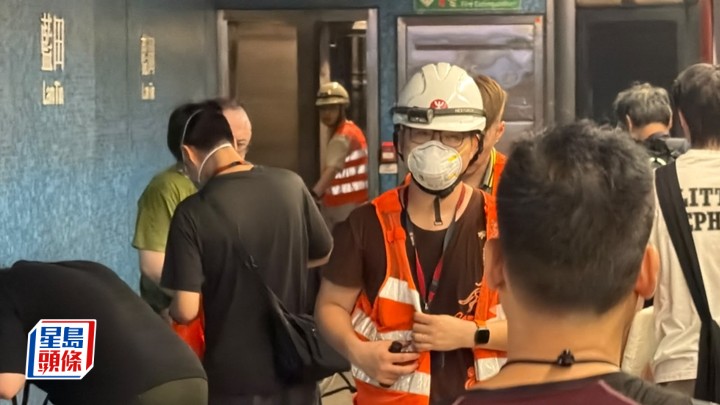 工程人員在藍田站月台的機房內，處理冒煙情況。梁國峰攝