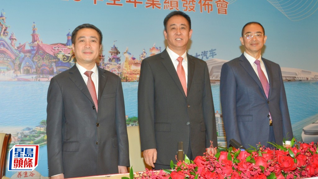 左起潘大榮、許家印和夏海鈞連同丁玉梅，再遭恒大入稟索償。資料圖片