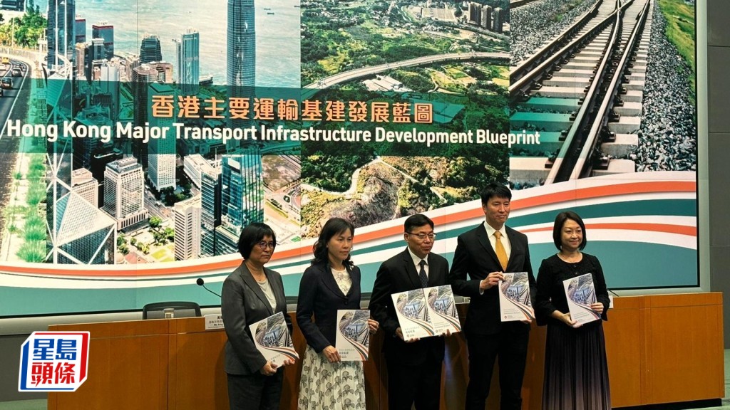 林世雄(中)稱已抓緊時間處理東九龍線以及啟德捷運等交通基建建設,預計明年會要求服務供應商及承辦商提交意向書。資料圖片