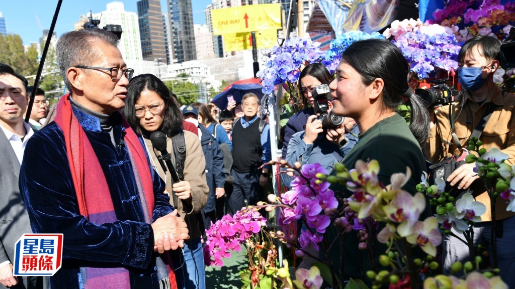 陳茂波下午到維園年宵市場視察。盧江球攝