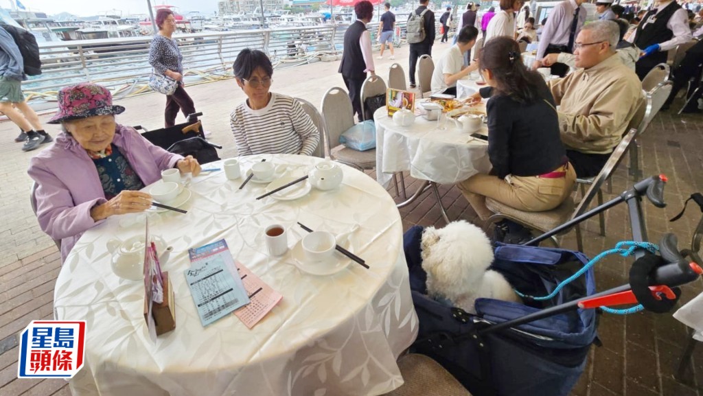 政府計劃修例容許狗進入食肆。資料圖片