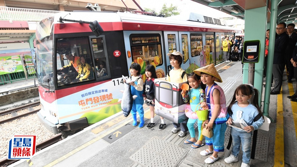 輕鐵旅遊專綫「屯門發現號」首航 百多市民遊客特意乘搭 (資料圖片)