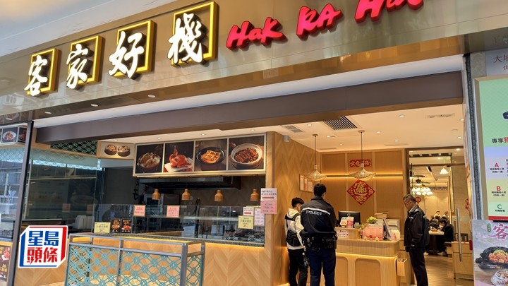 客家菜館遭爆竊，警員到場調查。梁國峰攝