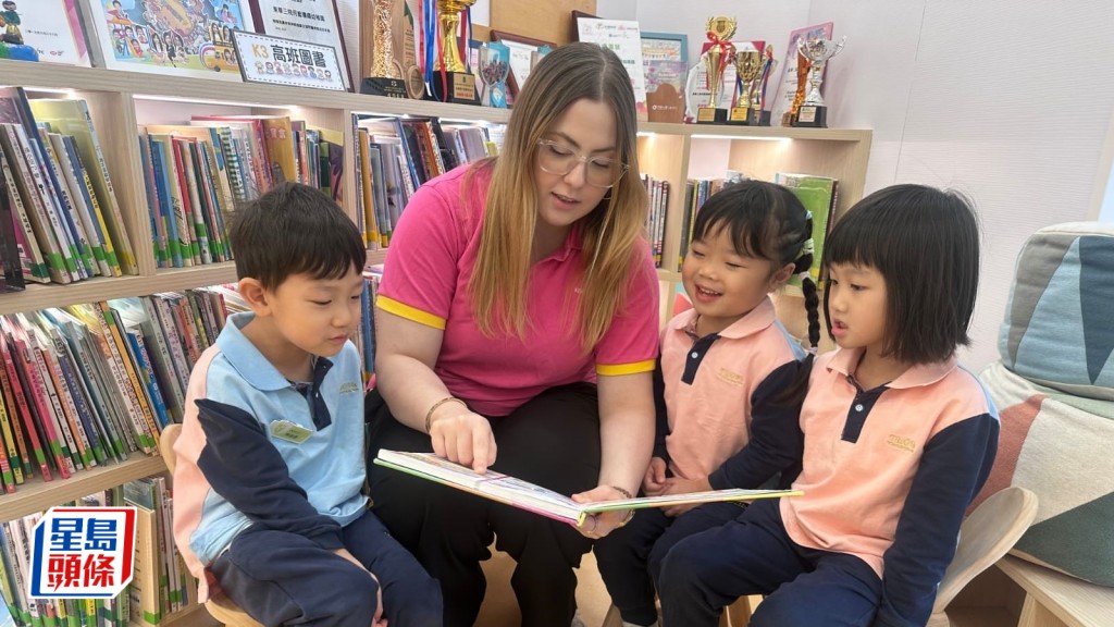 外籍英語教師與幼兒一同朗讀英文繪本，互動交流，提升幼兒聆聽和表達能力。東華三院提供