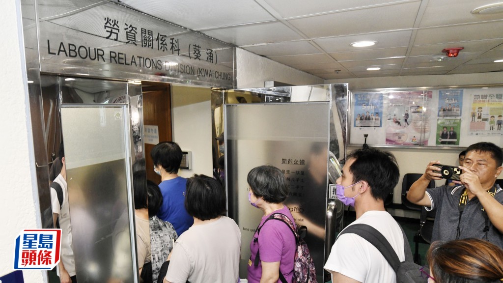 開業33年的海皇粥店全線結業，並終止僱傭合約，海皇粥店約有100人被拖欠薪金。何君偉攝