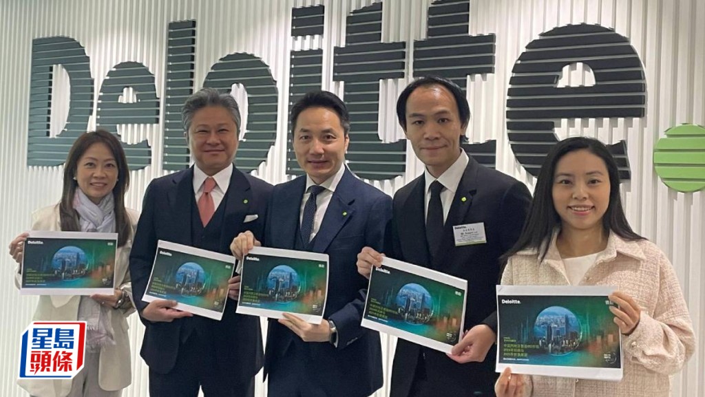 德勤中國華南區主管合夥人歐振興（中）認為，視乎本地大型新股數量，香港明年有力爭取全球集資額三甲。