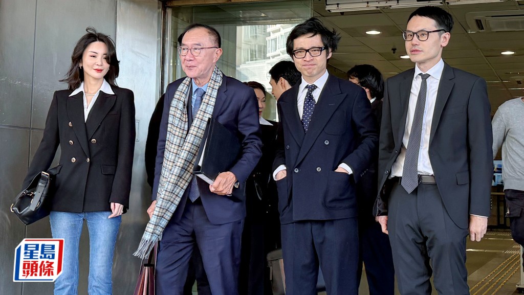 林作由女友裕美（左一）、资深大律师清洪（左二）及律师陪同下离开法庭。黄巧儿摄