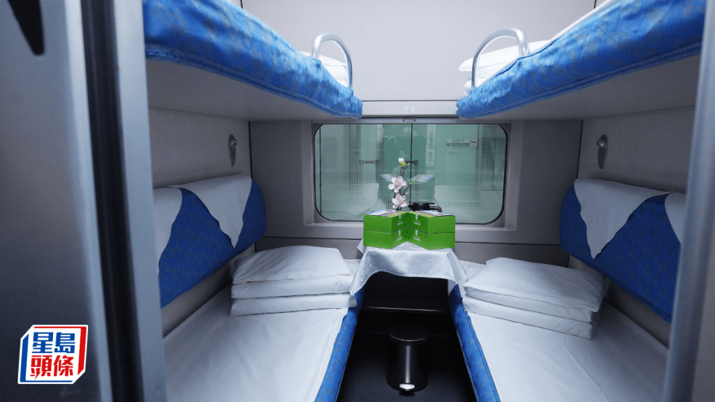 高鐵香港段來往西九龍站與北京西站以及上海虹橋站的臥鋪列車開通。一個房間內4張床，2張上鋪，2張下鋪。張言天攝