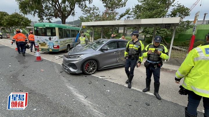 專線小巴與私家車相撞。楊偉亨攝