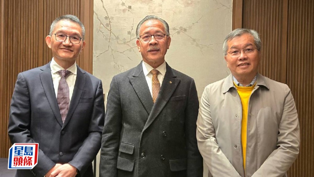 左起为东江集团行政总裁翁建翔、主席李沛良、首席财务官张芳华。