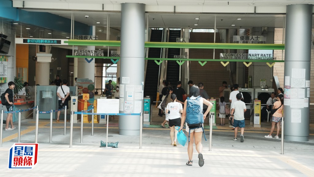 破紀錄高溫︱觀塘游泳池人頭湧湧 有人帶仔女消暑 有人「熱到頂唔住」