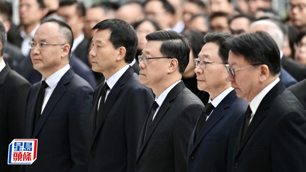 大埔宏福苑五级火︱李家超早上率官员政总默哀3分钟 政府建筑物下半旗致哀