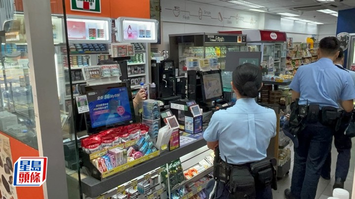 警員在便利店調查。楊偉亨攝