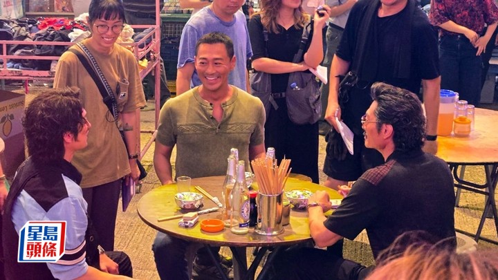 九龍城寨之終章丨林峯凌晨兩點霸氣現身廟街孖劉俊謙黃德斌開工 「十二少」胡子彤出巡生意外 替身飛腿誤傷演員急送院 。