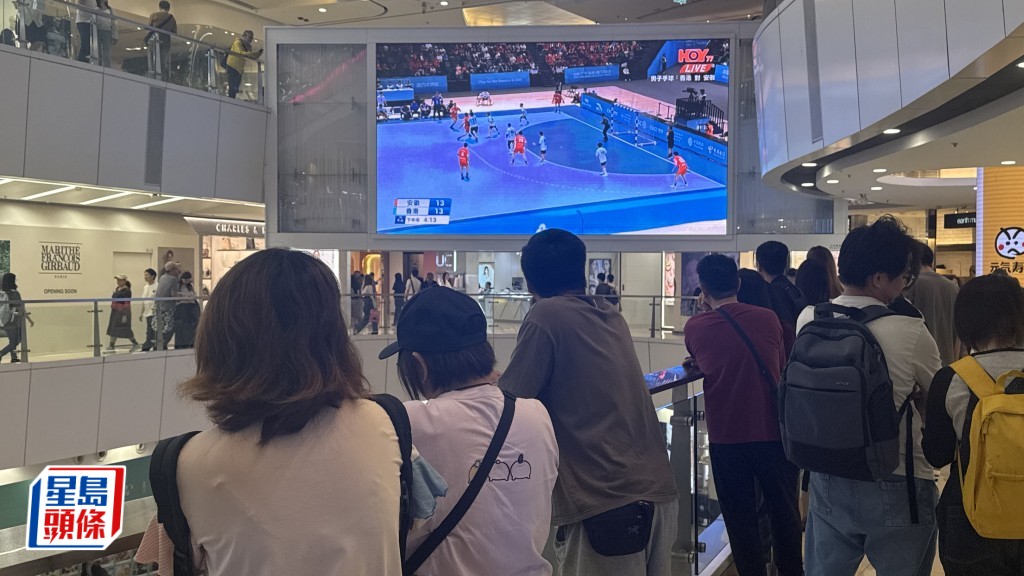 全運會︱商場直播手球賽事  吸引近百市民駐足觀看 : 作為香港人當然要支持