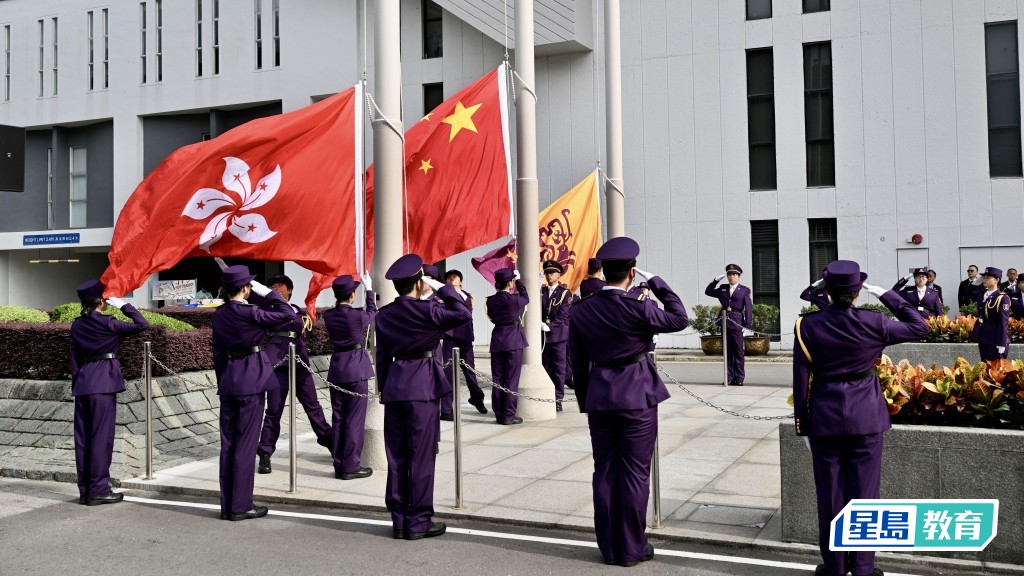 以新款制服示人的中大国旗护衞队，今早在校内举行升旗仪式。刘骏轩摄