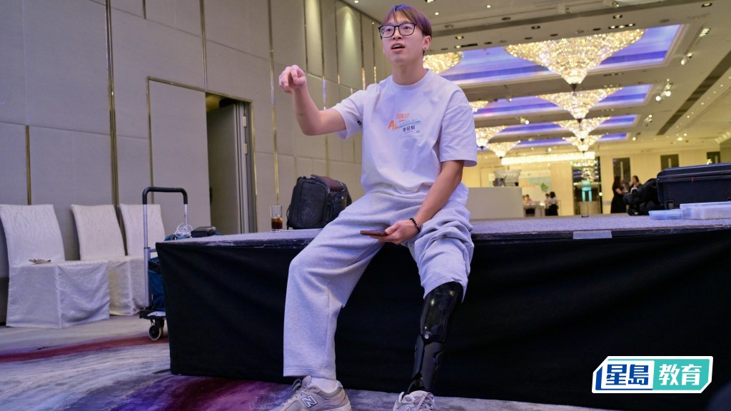 李冠毅患上骨癌後須截去左腿，他有感未來仍有很多事想做，努力維持心態繼續前進，日後在大學學業與輪椅劍擊同步發展。