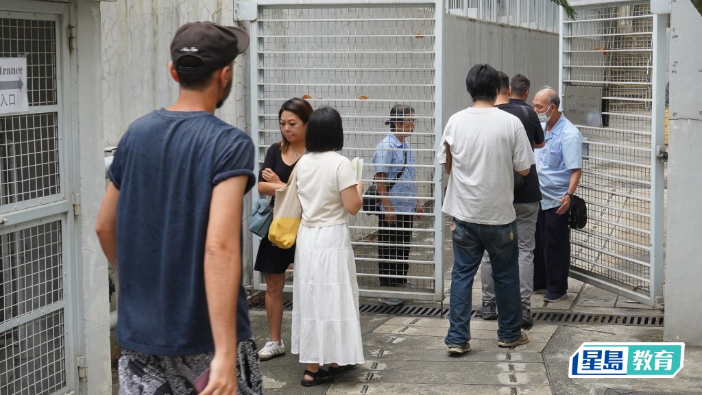 喇沙小学早上9时起接受家长交表，学校职员于侧门检查家长是否带备申请表。叶伟豪摄