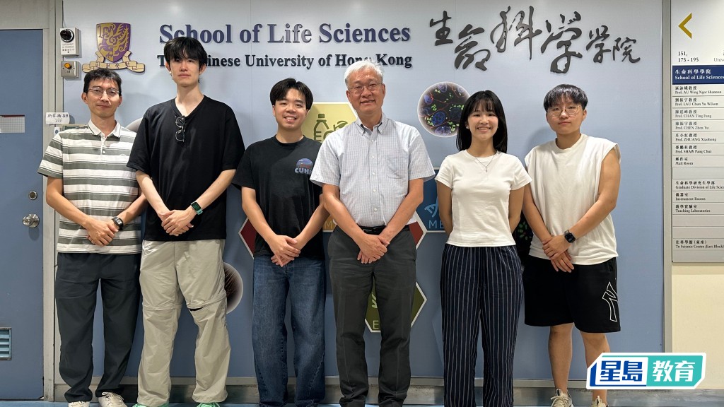 黃錦波（左四）與團隊成員合照。中大提供