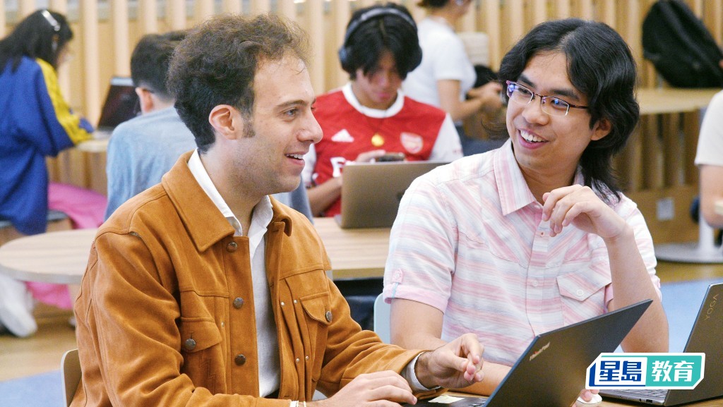 從意大利來港升學的Antonino Costa（左）認為，香港為他提供相當多的機會和自由度，畢業後計劃繼續留港。關亮節（右）稱因英國院校缺乏具吸引力的升學機會，決定回流。