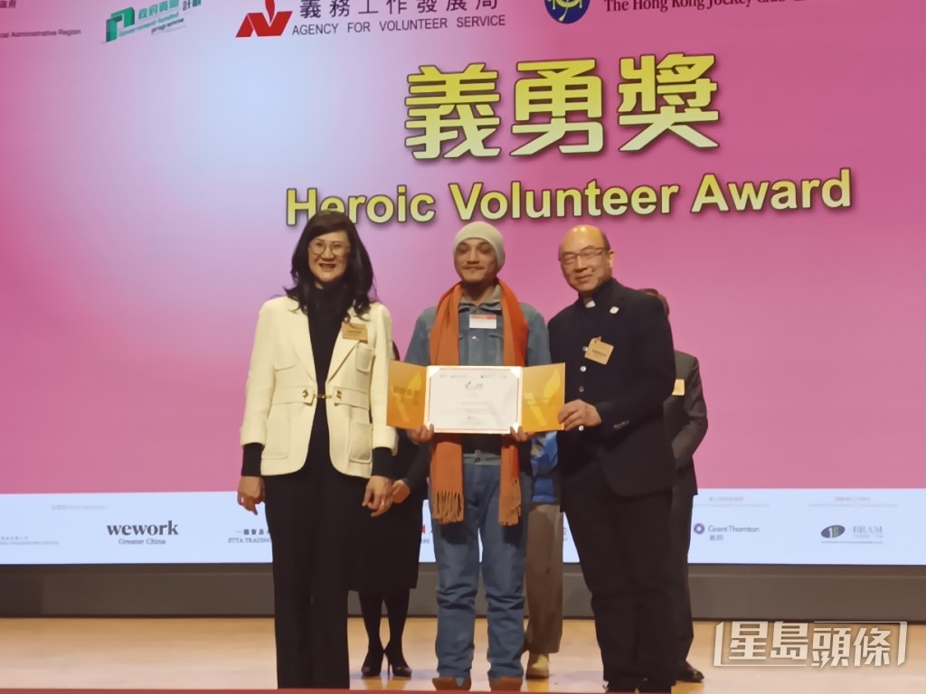 外賣速遞員 Mohammad ZAKIR (中)在危急時刻挺身制止持刀疑兇,獲頒「義勇獎」,彰顯見義勇為的崇高精神。 外賣速遞員 Mohammad ZAKIR (中)在危急時刻挺身制止持刀疑兇,獲頒「義勇獎」,彰顯見義勇為的崇高精神。