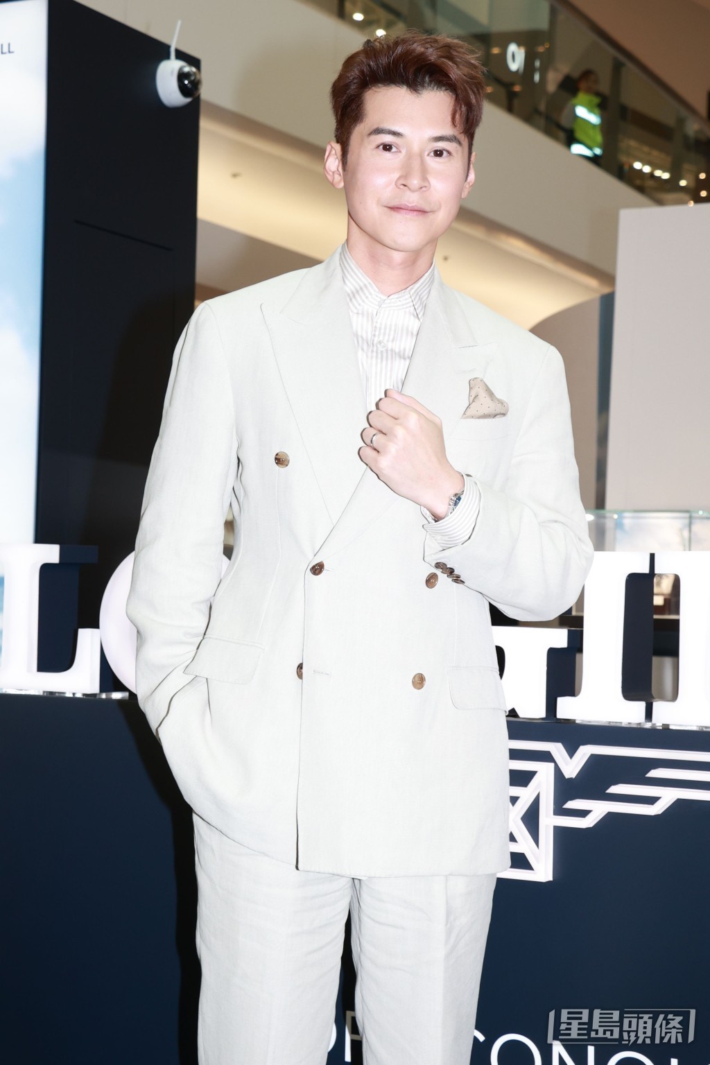 陳家樂忙於工作。 陳家樂忙於工作。