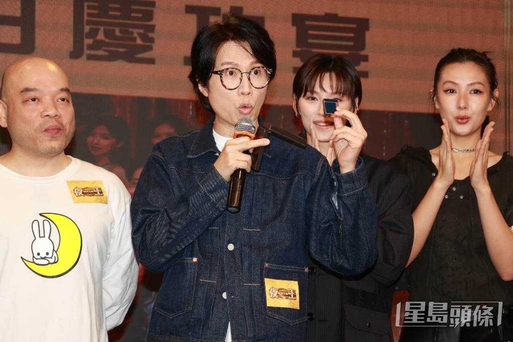 子華送上打火機為導演打氣，祝願《夜王》能打贏《毒舌大狀》。