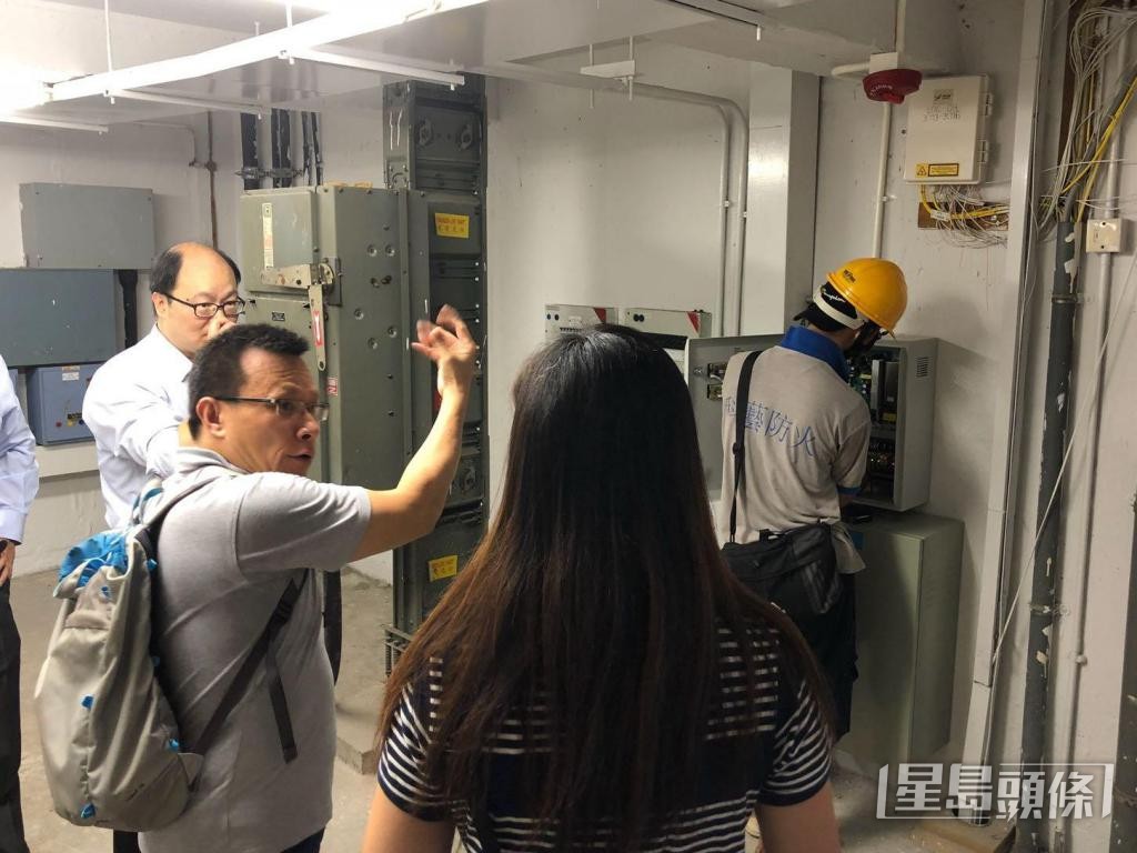 聾人機構「龍耳」創辦人邵日贊曾到電錶房視察安裝火警閃燈的工序。 受訪者提供